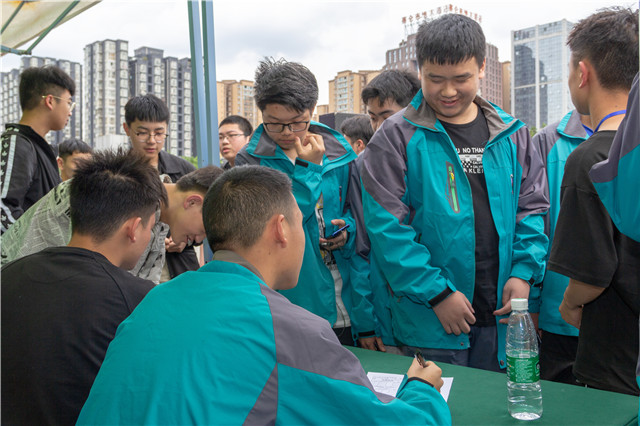 職業(yè)教育如何讓學(xué)子就業(yè)即畢業(yè)！