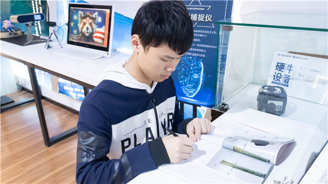 曾忠瑞:換個方式逆襲成“學(xué)霸”