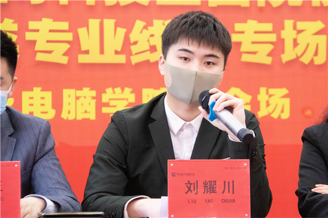 看新華同學(xué)如何足不出戶(hù)就好業(yè)！
