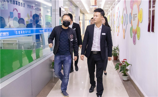 企業(yè)進(jìn)校搶人才，足不出戶就好業(yè)