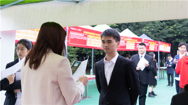 初入職場(chǎng)，我們?nèi)绾伪３至己玫男膽B(tài)