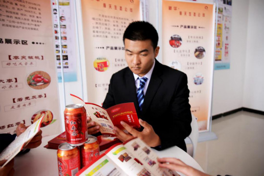 燃爆！麗江石榴哥現場連麥新華電商專業(yè)學子