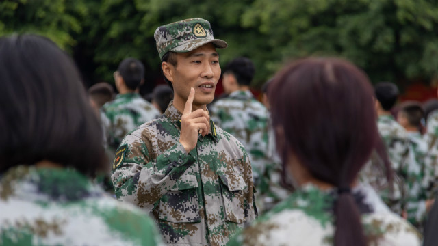 新生的第一課，軍訓(xùn)生活打響了新生活的第一槍！