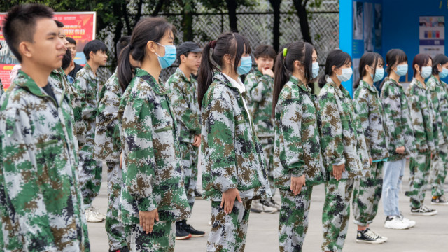 新生的第一課，軍訓(xùn)生活打響了新生活的第一槍！