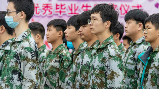 新生的第一課，軍訓(xùn)生活打響了新生活的第一槍！