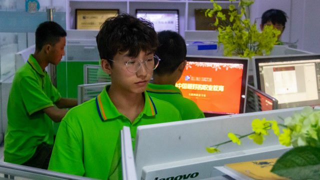 因?yàn)橄矚g所以選擇，因?yàn)闊釔?ài)所以堅(jiān)持