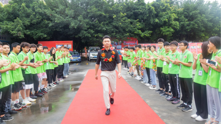 四川新華校友會(huì)商會(huì)會(huì)長——黃鵬