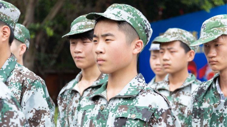 新華“三教三訓(xùn)”之軍訓(xùn)|揮灑汗水書寫迷彩青春！