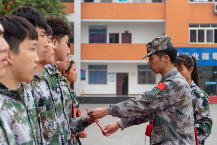 新華“三教三訓(xùn)”之軍訓(xùn)|揮灑汗水書寫迷彩青春！