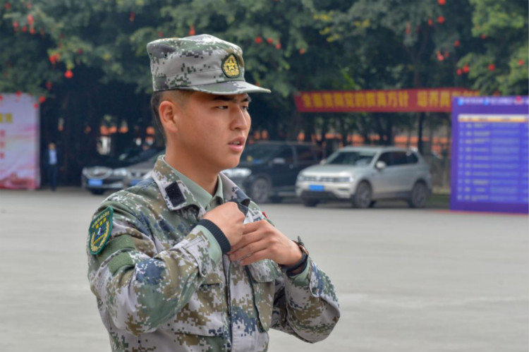 新華“三教三訓(xùn)”之軍訓(xùn)|揮灑汗水書寫迷彩青春！