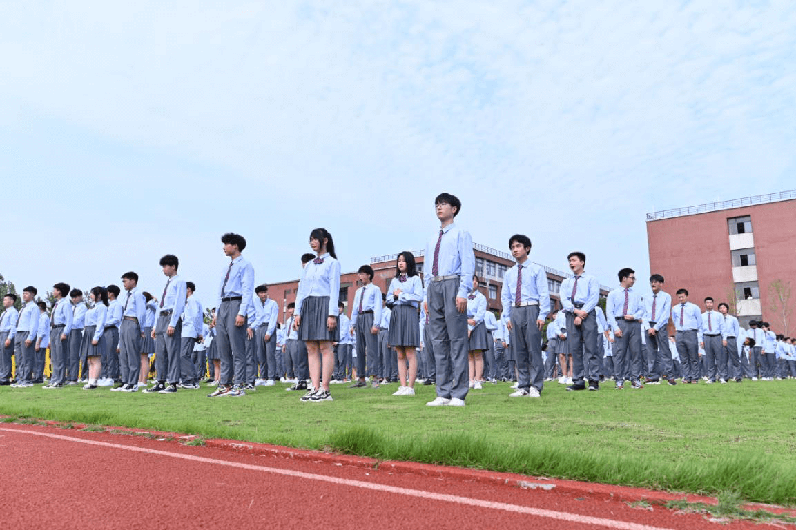 來四川新華，給你一個(gè)燦爛的前程！