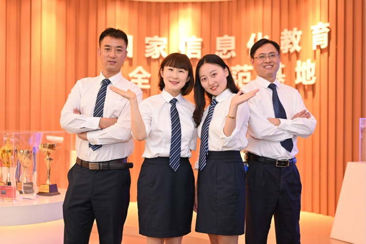 來(lái)新華學(xué)好互聯(lián)網(wǎng)技術(shù)，才能登的更高，走的更遠(yuǎn)