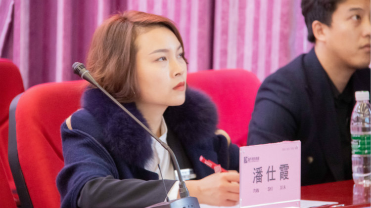 求職面試時容易膽怯？四川新華現(xiàn)場模擬面試！