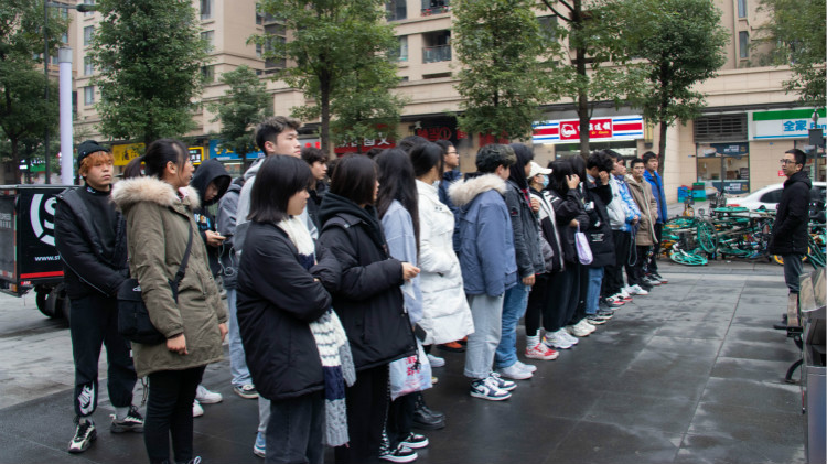 名企研學(xué)游，新華學(xué)子走進電子商務(wù)公司！