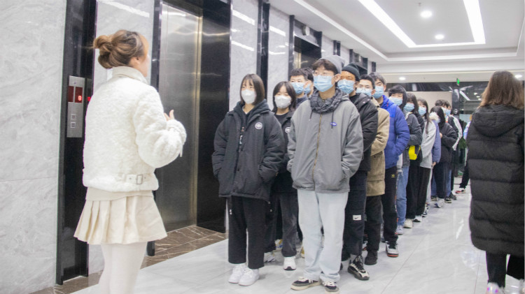 名企研學(xué)游，新華學(xué)子走進電子商務(wù)公司！