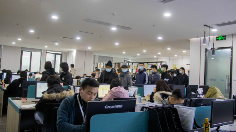 名企研學(xué)游，新華學(xué)子走進電子商務(wù)公司！