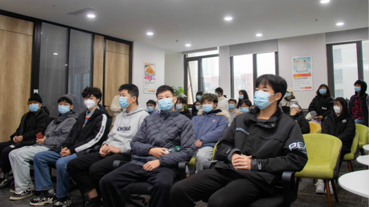 名企研學(xué)游，新華學(xué)子走進電子商務(wù)公司！