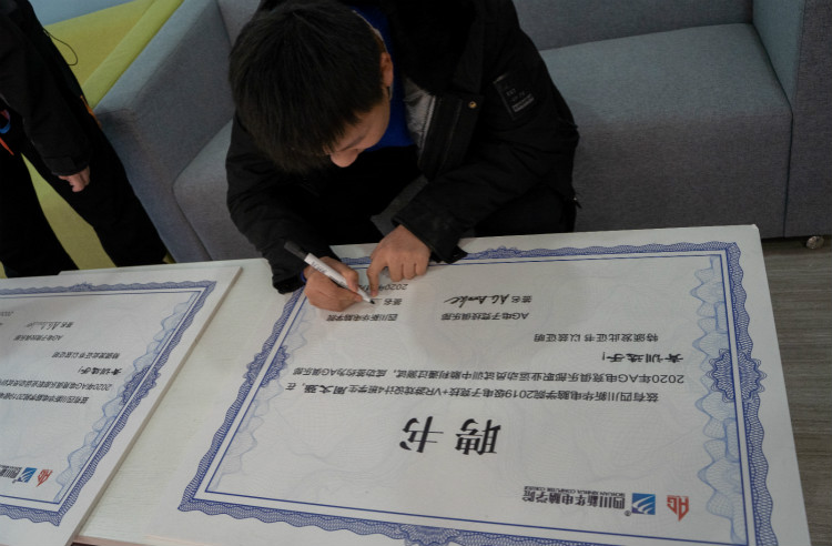 從新華到國內(nèi)頂級俱樂部，一個電競學(xué)子的成功！