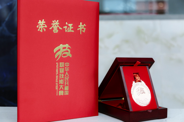 聚焦兩會(huì) | 新華互聯(lián)網(wǎng)+教育助力鄉(xiāng)村振興！