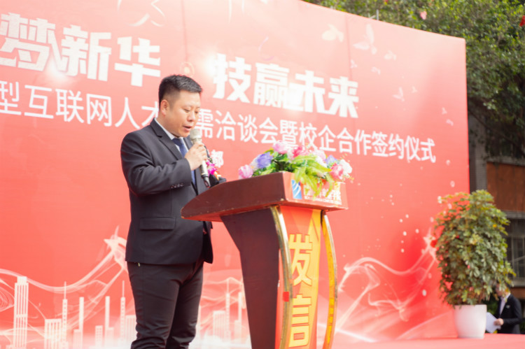 四川新華電腦學(xué)院雙選會現(xiàn)場，人才爭奪戰(zhàn)正式打響！