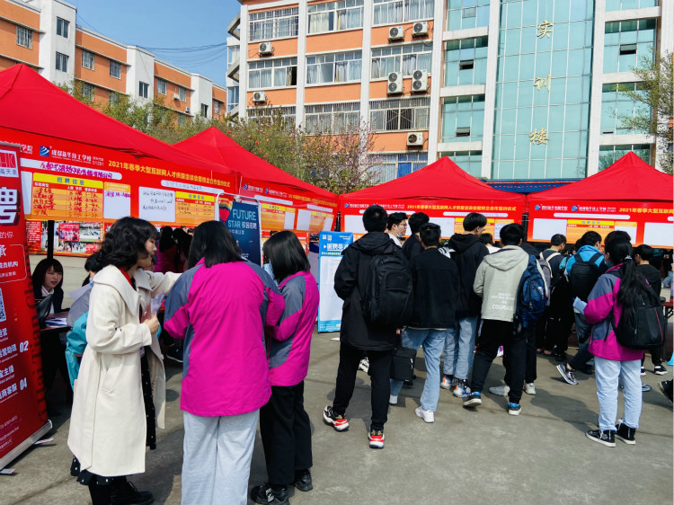 四川新華電腦學(xué)院雙選會現(xiàn)場，人才爭奪戰(zhàn)正式打響！