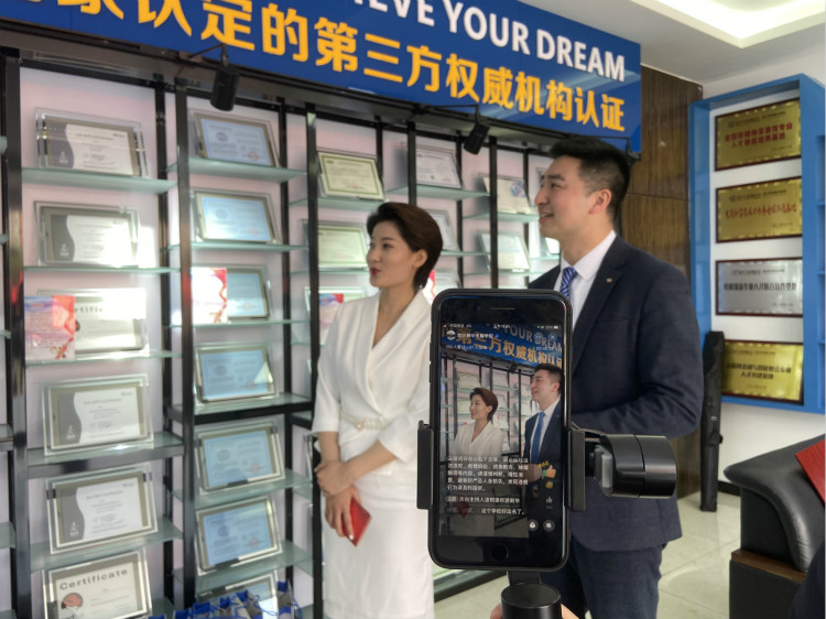 四川新華電腦學(xué)院雙選會現(xiàn)場，人才爭奪戰(zhàn)正式打響！
