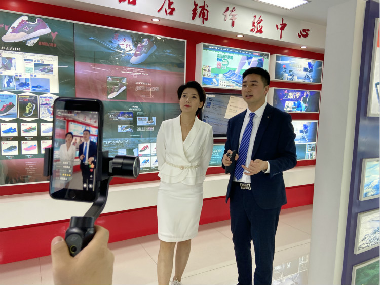 四川新華電腦學(xué)院雙選會現(xiàn)場，人才爭奪戰(zhàn)正式打響！