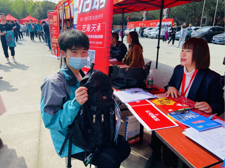 四川新華電腦學(xué)院雙選會現(xiàn)場，人才爭奪戰(zhàn)正式打響！