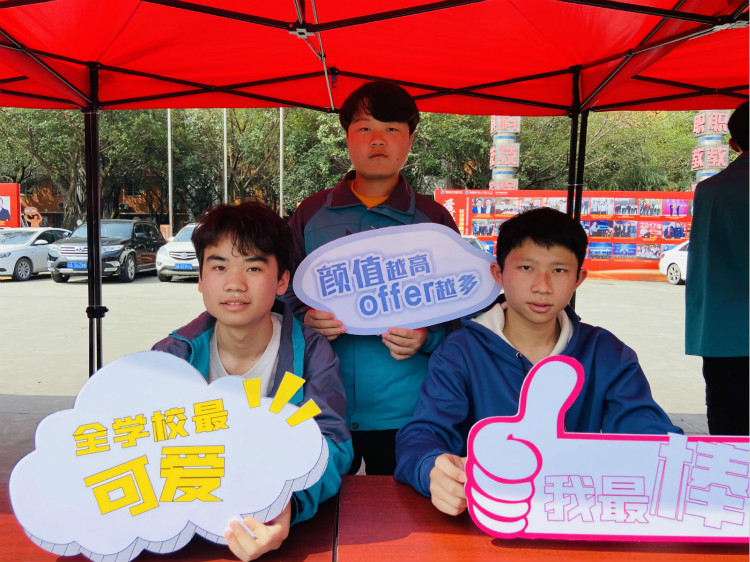 四川新華電腦學(xué)院雙選會現(xiàn)場，人才爭奪戰(zhàn)正式打響！
