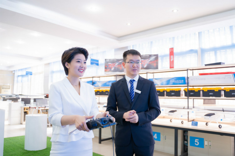 四川電視臺(tái)主持人凌玥帶你解鎖不一樣的四川新華！