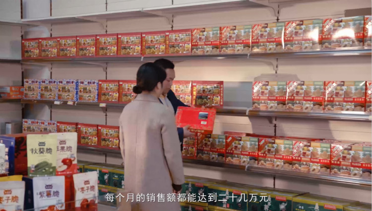 “新華電腦學(xué)校就像一座橋，把我和家鄉(xiāng)連接在一起！”