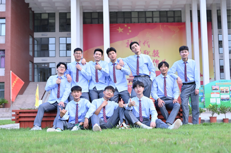 新華助力更多青年學(xué)子憑借一技之長擇業(yè)無憂！