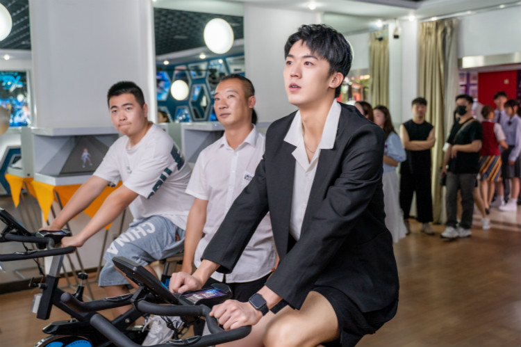 明星帶路|盧東旭探秘校園黑科技，直擊新華硬實力！
