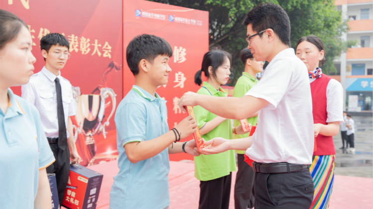 2021優(yōu)生優(yōu)干頒獎(jiǎng)典禮：優(yōu)秀的你從來(lái)不缺舞臺(tái)！