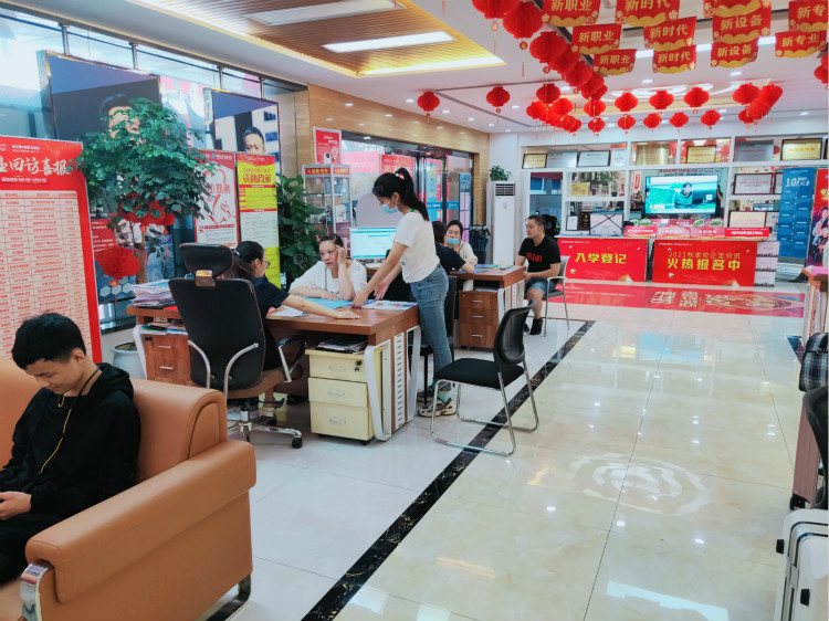 中高考出成績了，如何選專業(yè)？四川新華報名火爆！