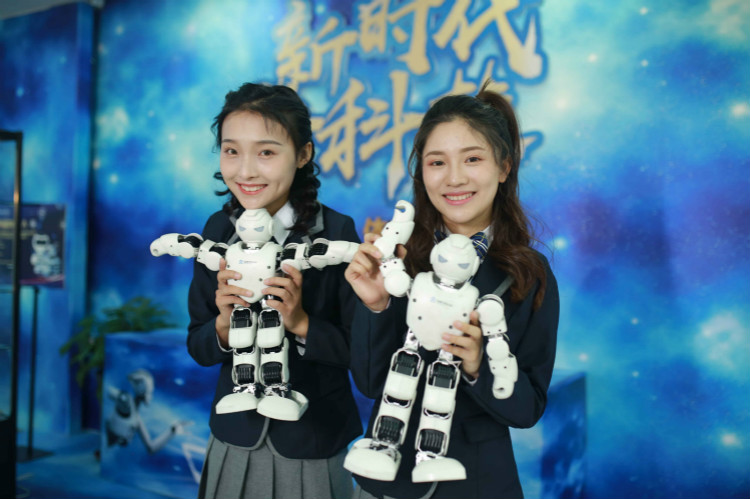 明星@擇校選專業(yè)的你，上職校我們共同推薦新華！