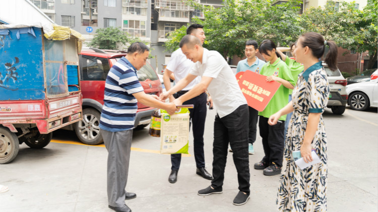青春心向黨 建黨百年華誕|四川新華走訪慰問(wèn)老黨員