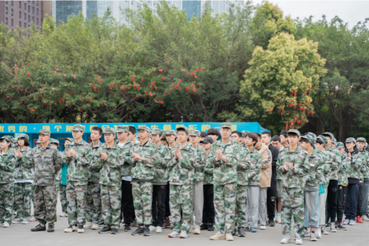 熱烈祝賀四川新華與綿陽飛行職業(yè)學院正式簽約，開啟國防教育新局面！