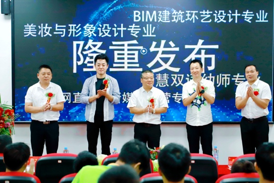 傳遞向上力量！新華電腦學(xué)?！独蠋焷砹恕?月繼續(xù)開講！
