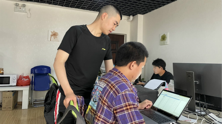 創(chuàng)業(yè)不怕年少，放棄上大學(xué)機(jī)會(huì)，19歲創(chuàng)業(yè)成功