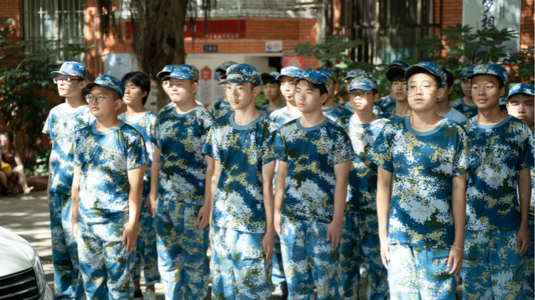 追夢(mèng)新華人|因?yàn)閴?mèng)想·光芒萬(wàn)丈！