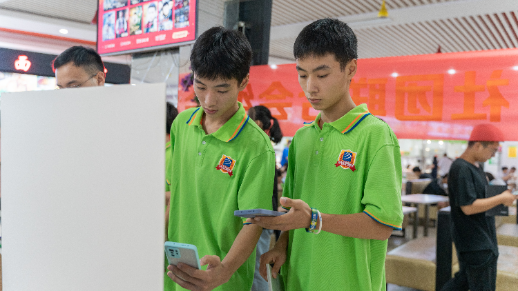 雙胞胎兄弟攜手走進(jìn)四川新華，開啟圓夢(mèng)之旅！