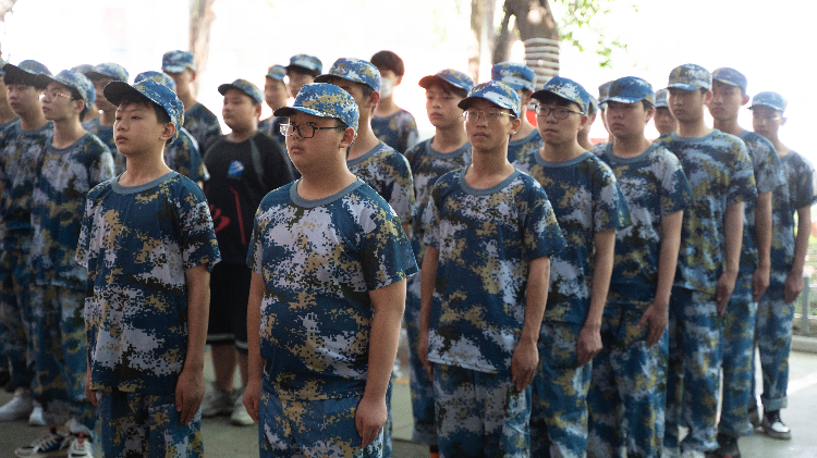 當你還在觀望時,新華學子已經(jīng)開始軍訓蓄勢待發(fā)了