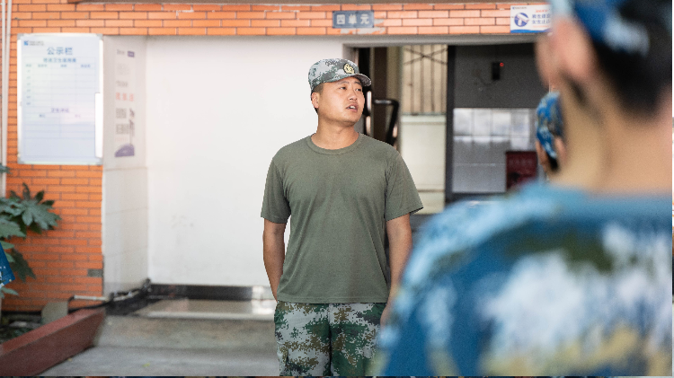 當你還在觀望時,新華學子已經(jīng)開始軍訓蓄勢待發(fā)了