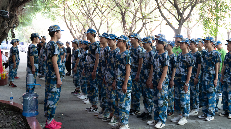 當你還在觀望時,新華學子已經(jīng)開始軍訓蓄勢待發(fā)了