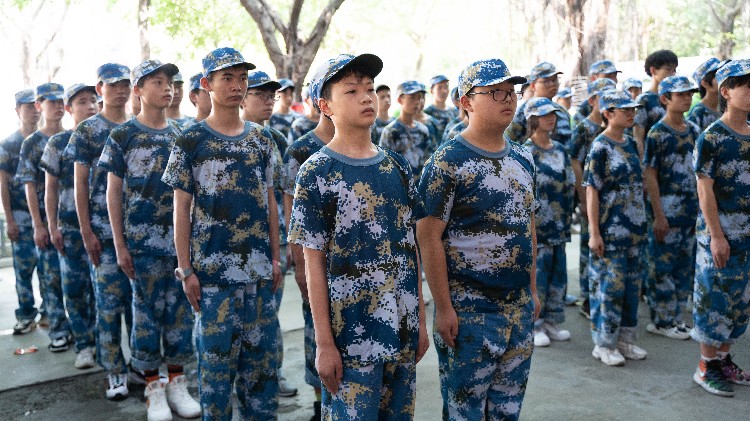 當你還在觀望時,新華學子已經(jīng)開始軍訓蓄勢待發(fā)了