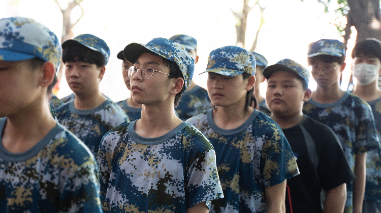 當你還在觀望時,新華學子已經(jīng)開始軍訓蓄勢待發(fā)了