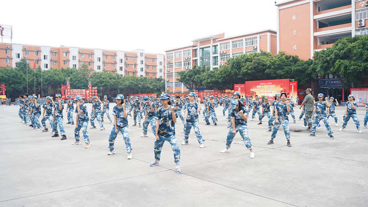 九月開學(xué)季|軍訓(xùn)開啟新華學(xué)子的第一課！
