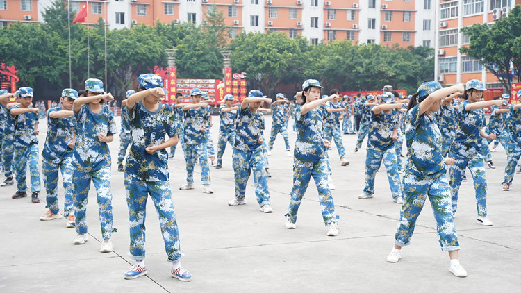 九月開學(xué)季|軍訓(xùn)開啟新華學(xué)子的第一課！