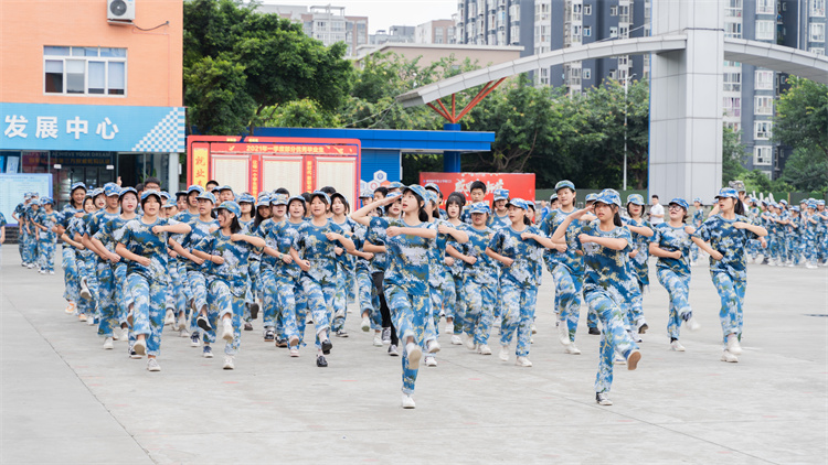 迷彩青春，軍訓(xùn)蛻變—四川新華素質(zhì)拓展訓(xùn)練匯演